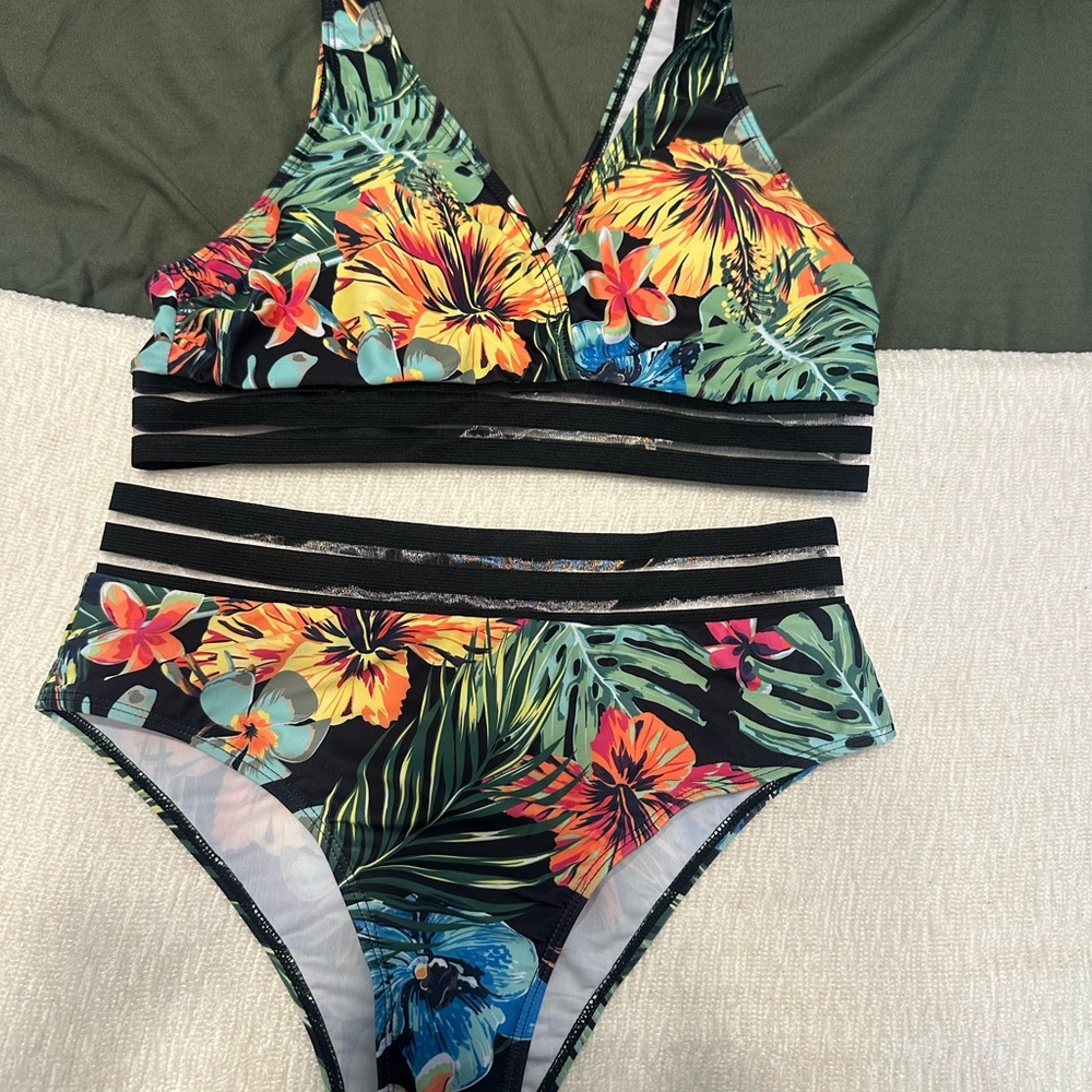 Tropical Floral Bikini Set. NWOT. NEVER WORN.  SIZE LARGE (10-12)